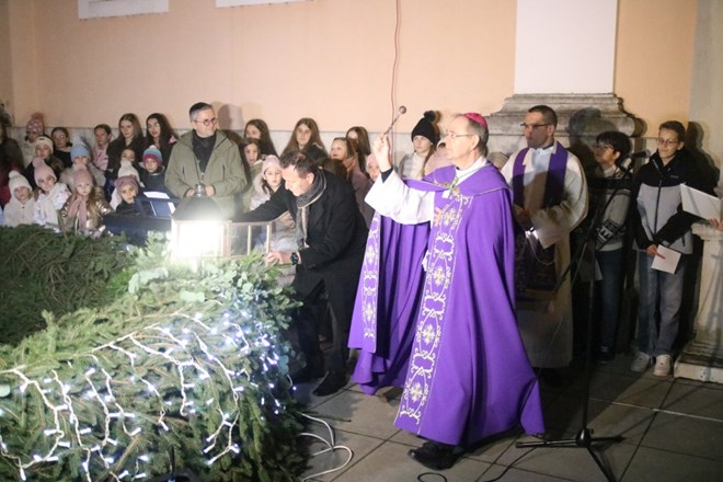 Obred paljenja adventskih svijeća na vijencu ispred varaždinske katedrale